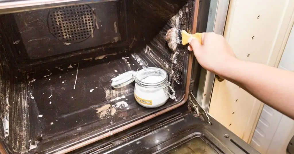 Cleaning an oven with Bicarbonate of soda - Clean and Tidy Living