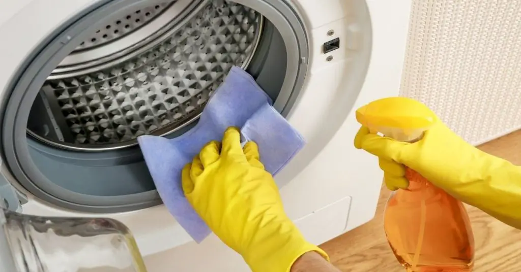 Cleaning The Drum - HOW TO CLEAN WASHING MACHINE WITH BAKING SODA AND VINEGAR - Clean and Tidy Living